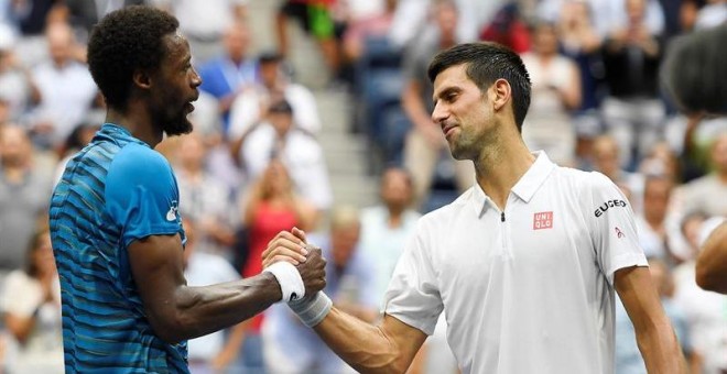 Novak Djokovic saluda a Gael Monfils tras ganarle en las semifinales del US Open./EFE