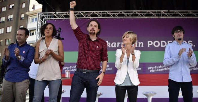 El líder de Podemos, Pablo Iglesias, acompañado por la candidata a lehendakari, Pili Zabala, y la secretaria general de Podemos Euskadi, Nagua Alba, durante un acto de campaña celebrado hoy en Barakaldo.- EFE