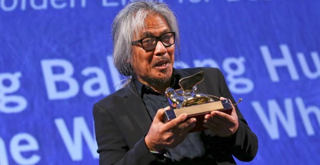 El filipino Lav Díaz, con el León de Oro de Venecia. REUTERS/Alessandro Bianchi