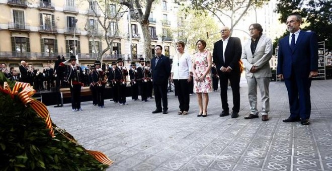 La presidenta del Parlament, Carme Forcadell (3i), acompañada de los miembros de la Mesa acude a la tradicional ofrenda floral al monumento de Rafael Casanova. /EFE