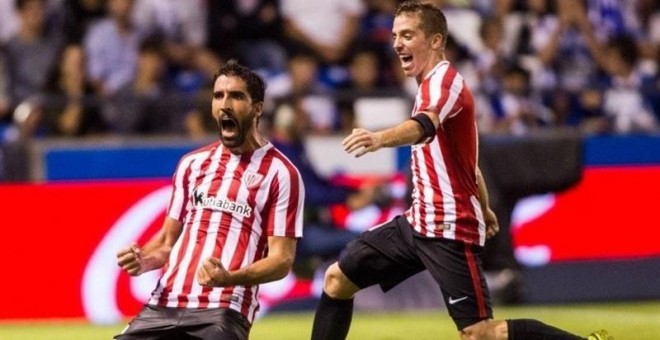 Raúl García celebra su gol ante el Deportivo.