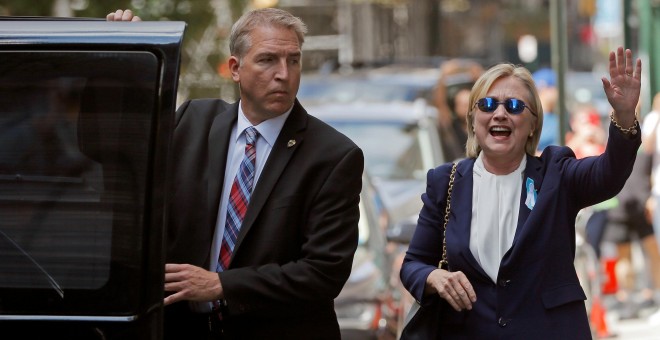 Hillary Clinton sale de la casa de su hija Chelsea en Nueva York. /REUTERS