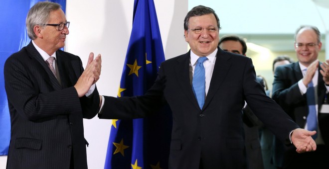 El anterior presidente de la Comisión Europea, Jose Manuel Barroso, recibe el aplauso de su sucesor Jean-Claude Juncker, en la ceremonia de traspaso de poderes en octubre de 2014. REUTERS/Francois Lenoir