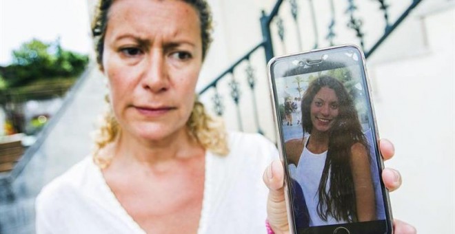 Diana López-Pinel, madre de Diana Quer, muestra una imagen de su hija desaparecida. EFE/Óscar Corral