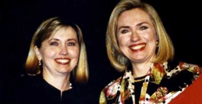La candidata demócrata a la presidencia de Estados Unidos, Hillary Clinton, junto a una famosa imitadora suya, Teresa Barnwell.