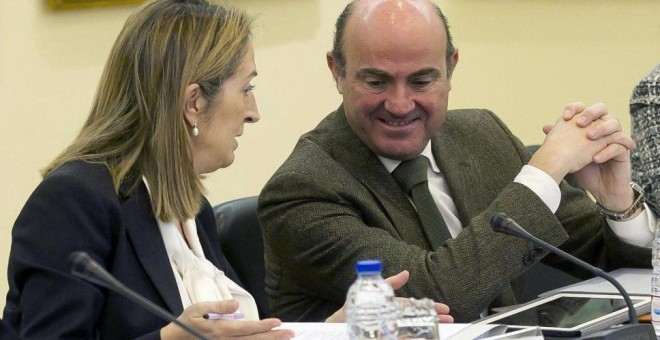 El ministro de Economía en funciones, Luis de Guindos, y Ana Pastor, presidenta del Congreso. EFE/Archivo