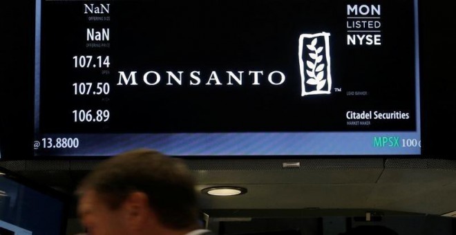 Los valores de Monsanto mostrada en la bolsa de Nueva York. REUTERS/Brendan McDermid