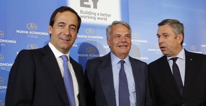 El consejero delegado de CaixaBank, Gonzalo Gortázar (i), junto al presidente de Mutua Madrileña, Ignacio Garralda (c), y el presidente de EY, José Luís Perelli, poco antes de intervenir en un desayuno informativo del Foro de la Nueva Economía. EFE/Marisc