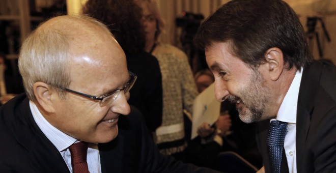 El exministro socialista José Montilla y el consejero delegado de Repsol, Josu Jon Imaz, conversan en un desayuno informativo del Foro de la Nueva Economía, en el que ha participado el consejero delegado de CaixaBank, Gonzalo Gortázar. EFE/Mariscal