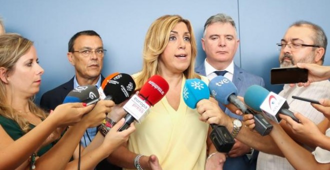 Susana Díaz atendiendo a los medios de comunicación.