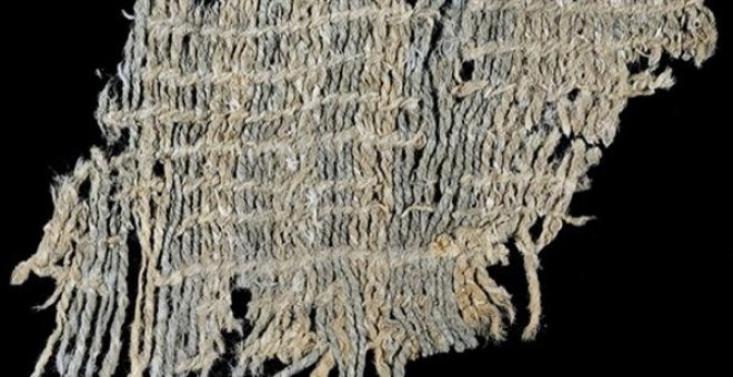 La tela de azul índigo es uno de los tejidos de algodón más antiguo en el mundo y primero en usar el añil como tinte, base de la moderna ropa vaquera. LAUREN URANA