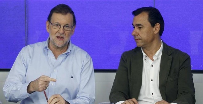 El presidente del Gobierno en funciones, Mariano Rajoy, junto al vicesecretario de Organización y Electoral del PP, Fernando Martínez-Maillo. EFE/Archivo