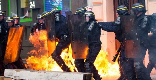 Un cóctel mólotov explota al lado de varios policías durante una manifestación contra la nueva reforma laboral en París, Francia, hoy 15 de septiembre de 2016. Los sindicatos franceses han convocado para hoy la primera gran jornada de movilizaciones tras