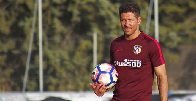 Diego Simeone en el entrenamiento de esta mañana en el Cerro del Espino. /ATLÉTICO DE MADRID