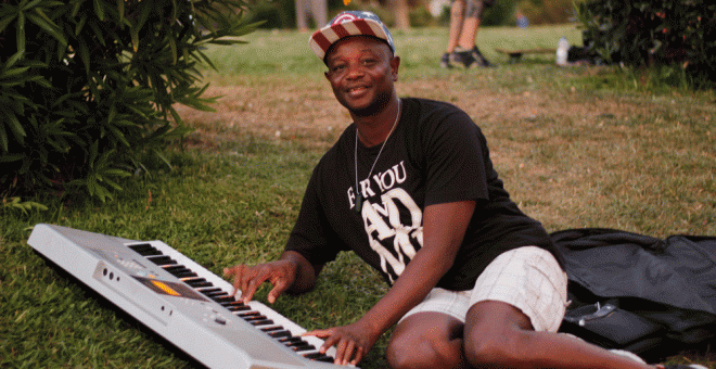 Joe Psalmist tocando en el Parque de la Ciutadella, en Barcelona. MARTA SAIZ