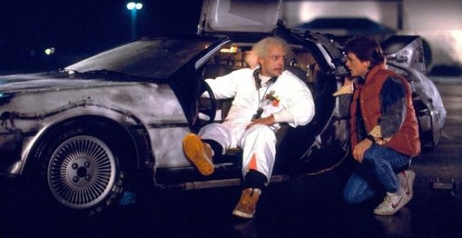 Doc Brown y Marthy McFly junto al Delorean de la película 'Regreso al futuro'.