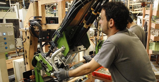 Un operario en su puesto de trabajo en una fábrica de automóviles.- EFE