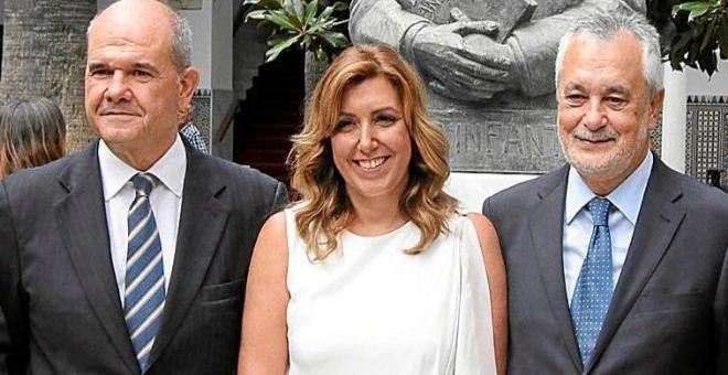 Manuel Chaves y José Antonio Griñán, con Susana Díaz el día de su toma de posesión como presidenta. EFE