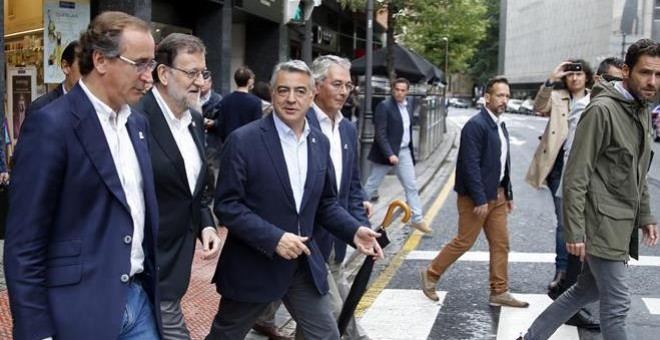 El presidente del Gobierno en funciones, Mariano Rajoy, y el candidato del PP a lehendakari, Alfonso Alonso, se dirigen por las calles de la capital vizcaína a un mitin electoral. EFE/Luis Tejido