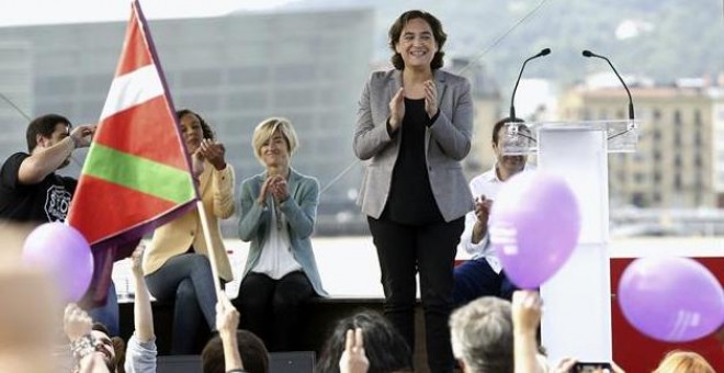 La alcaldesa de Barcelona, Ada Colau (c), ha intervenido hoy en la campaña electoral vasca para mostrar su apoyo a la candidata a lehendakari de Elkarrekin Podemos, Pili Zabala (2-i), en un acto político en San Sebastián. EFE/