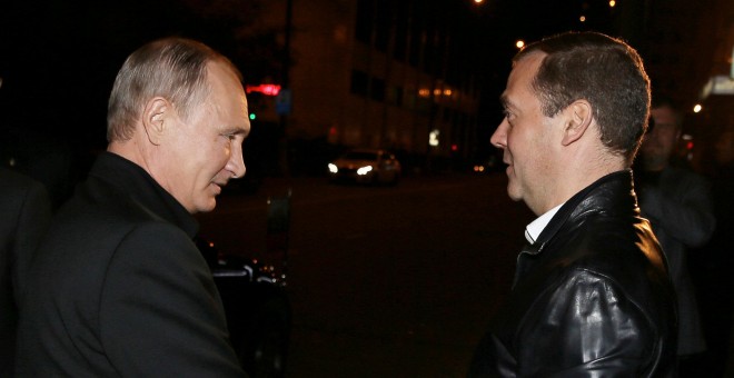 El presidente y el primer ministro de Rusia, Vladimir Puntin y Dimitry Medveded, se dan la mano tras conocer los primeros resultados de las elecciones legislativas en Rusia.- REUTERS