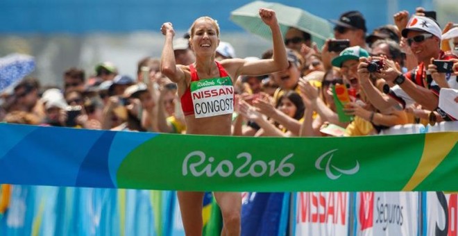 La española Elena Congost cruza la línea de meta en el maratón de los Paralímpicos. /EFE