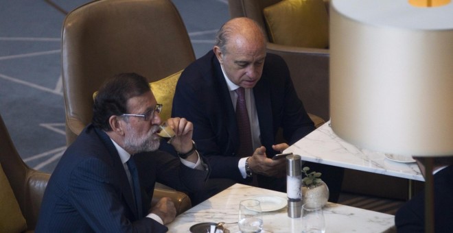 El presidente en funciones Mariano Rajoy y el ministro del Interior, Jorge Fernandez Díaz. EFE