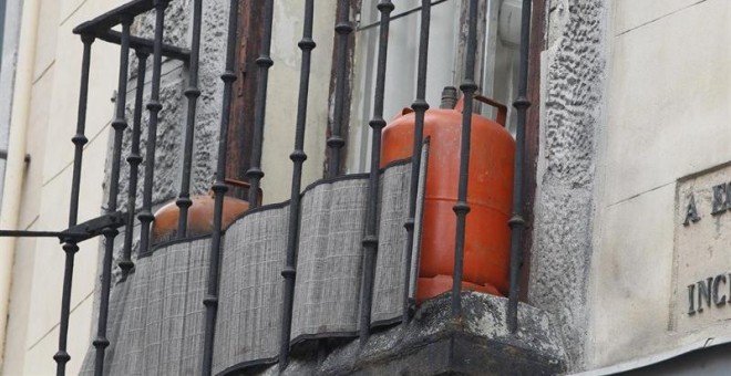 Una bombona de gas butano en el balcón de una vivienda de Madrid. E.P.