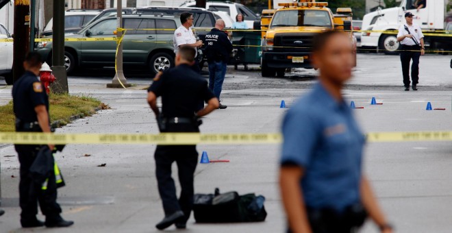 Los oficiales de policía marcan pruebas cerca del lugar donde Ahmad Khan Rahami fue detenido en Linden, Nueva Jersey. REUTERS/Eduardo Munoz