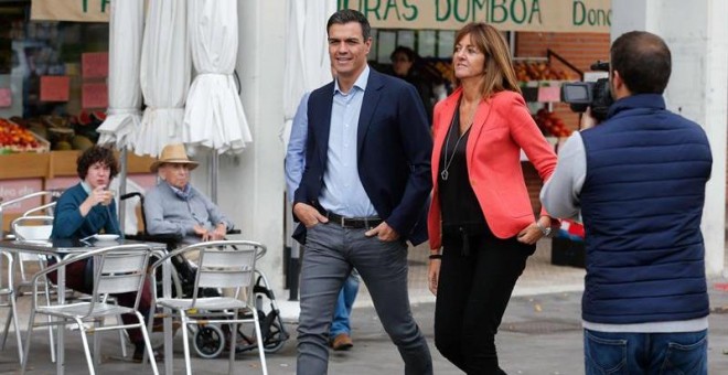 El secretario general del PSOE, Pedro Sánchez (i), junto a la candidata socialista a lehendakari, Idoia Mendia (d),poco antes del acto electoral de la campaña vasca celebrado San Sebastián la semana pasada. EFE/ Juan Herrero.