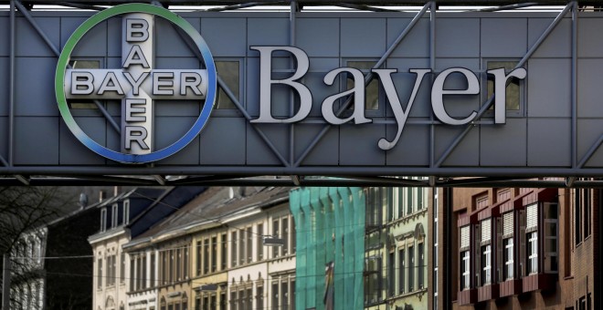 El logo de Bayer en su planta en la localidad alemana de Wuppertal. REUTERS/Ina Fassbender