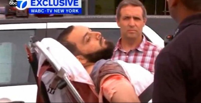Footografía capturada de un vídeo de una televisión estadounidense que muestra al posible sospechoso de los atentados en Nueva York y Nueva Jersey, Ahmad Khan Rahami, mientras es trasladado a una ambulancia tras el tiroteo con la policía donde fue captura