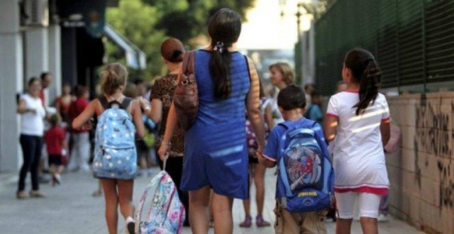 Uno de los gastos más complejos de afrontar para estas familias es el gasto extra en educación que supone la vuelta al cole.- EFE