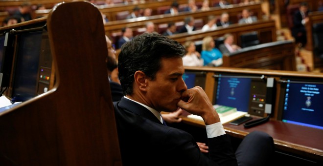 Foto de archivo del líder socialista, Pedro Sanchez, durante un debate de investidura. / SUSANA VERA (REUTERS)