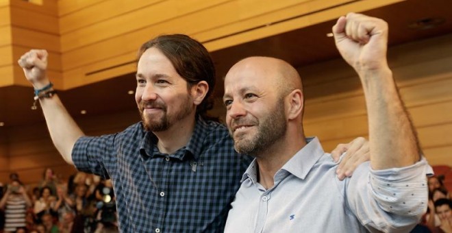 Pablo Iglesias y el candidato de En Marea, Luis Villares, en el mitin central de A Coruña. / MANUEL MARRAS