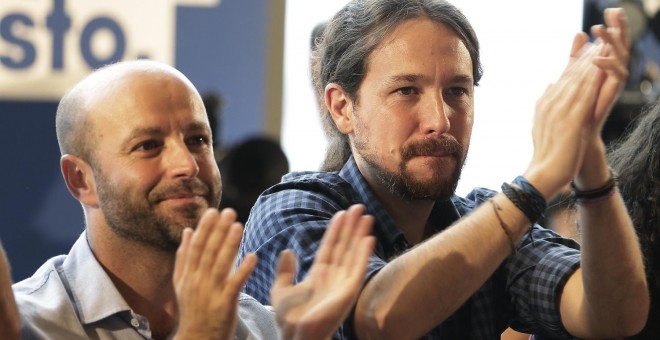 Pablo Iglesias y el candidato de En Marea, Luis Villares, en el mitin central de A Coruña. / MANUEL MARRAS