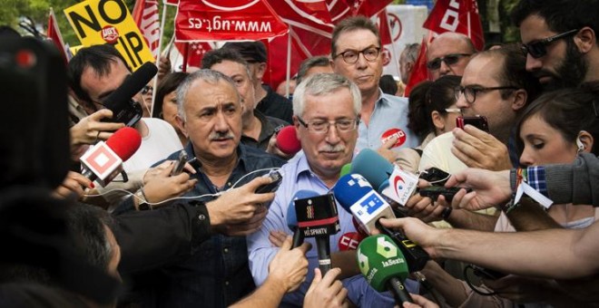 Los secretarios generales de UGT y CCOO , Pepe Álvarez e Ignacio Fernández Toxo, atienden a los medios durante su participación en una concentración ante la sede de la UE para expresar su rechazo al TTIP  y el CETA. EFE/Luca Piergiovanni