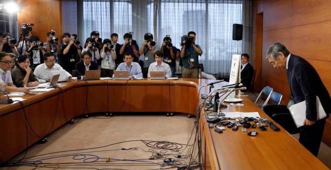 El gobernador del Banco de Japón, Haruhiko Kuroda, saluda a los periodistas a su llegada a la rueda de prensa en la sede de la entidad en Tokio. REUTERS/Toru Hanai