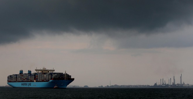 Un barco de la empresa de contenedores Maersk Mc-Kinney Moller se dirige hacia el puerto de Singapur. REUTERS/Edgar Su