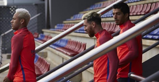 Neymar, Messi y Luis Suárez al inicio de la sesión de entrenamiento de ayer en la Ciudad Deportiva del Barça. /EFE