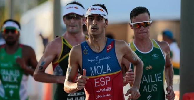 El triatleta español Mario Mola, durante la prueba en Cozumel (México), donde se proclamó campeón del mundo. /EFE