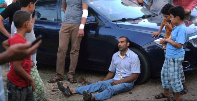 Un grupo de personas lamenta el suceso en una zona costera próxima al naufragio. REUTERS/Stringer