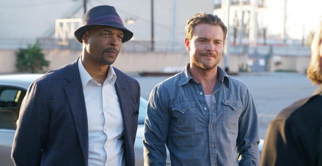 Los actores Clayne Crawford y Damon Wayans dan vida a Martin Riggs y Roger Murtaugh.