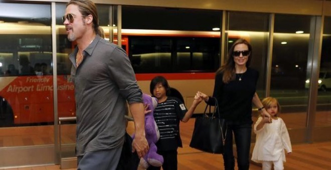 Los actores Brad Pitt y Angelina Jolie, en una foto de julio de 2013, con sus hijos Knox, Vivienne, y Pax , en el aeropuerto de Tokio. REUTERS/Issei Kato