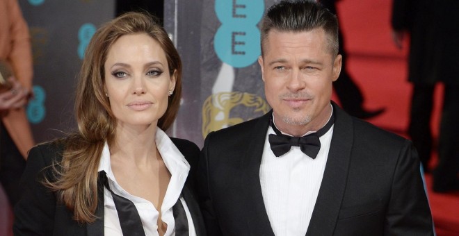 Fotografía de archivo de febrero de 2014 que muestra a la actiz Angelina Jolie y al actor estadounidense, Brad Pitt a su llegada a la alfombra roja de los Premios de la Academia de Cine Británica en el Royal Opera House de Londres. EFE/Facundo Arrizabalag