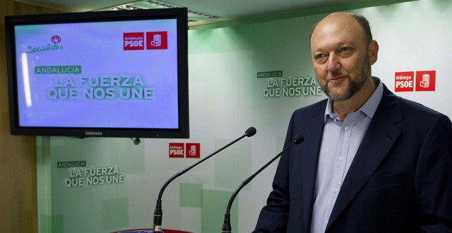 El secretario de Política Federal socialista, Antonio Pradas, en una rueda de prensa en la sede del PSOE-A. EFE