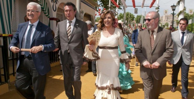 La presidenta andaluza, Susana Díaz, pasea por la Feria de Abril de Sevilla en 2014. / EFE