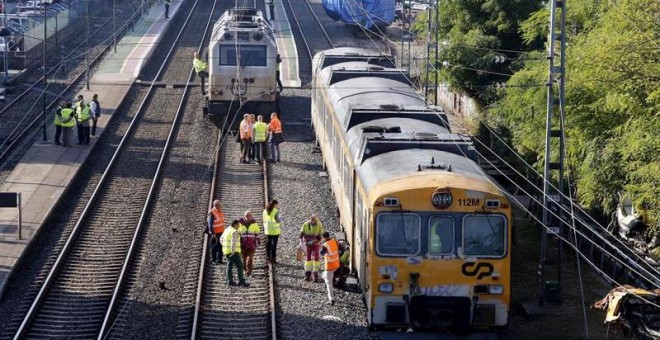 Un grupo de técnicos realiza esta mañana una serie de comprobaciones en el lugar donde un tren descarriló el pasado 9 de septiembre en la localidad pontevedresa de O Porriño (Pontevedra), en un accidente en el que murieron cuatro personas y otras 49 resul