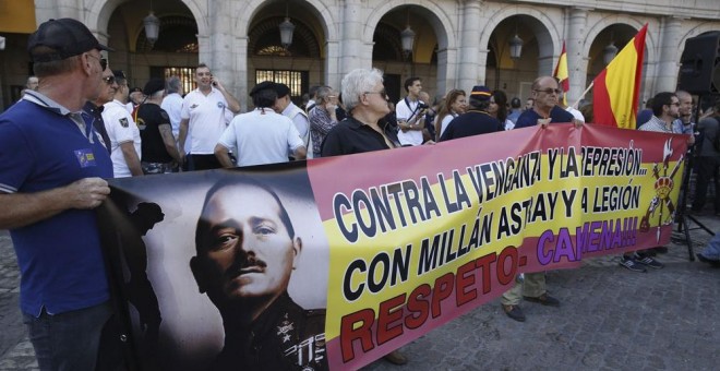 Manifestantes protestan en la Plaza Mayor de Madrid por la retirada de la calle a Millán-Astray. EFE