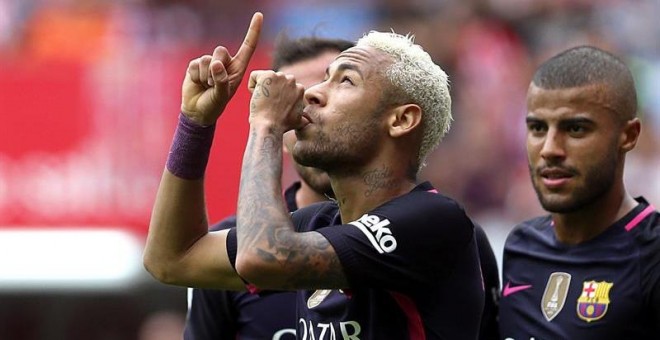 El delantero brasileño del FC Barcelona Neymar (c) tras marcar el tercer gol de su equipo frente al Sporting de Gijón, durante el partido de la sexta jornada de la Liga de Primera División que se juega hoy en el estadio del Molinón de Gijon. EFE/José Luis